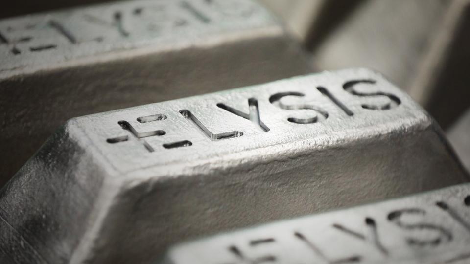 ELYSIS_techno's tweet photo. ELYSIS annonce qu’elle produit maintenant de l’aluminium sans carbone à son Centre de R&amp;D industriel de Saguenay (QC), Canada, et progresse dans la construction de ses cuves à anodes inertes à Alma. Prochaine étape: la démonstration commerciale en 2023 : https://t.co/jWie19iPYO https://t.co/zDVaKcWWzl
