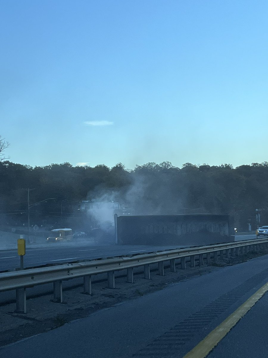 THGeard's tweet photo. Horrible to watch this truck fall to its side on #287 #westchester #whiteplains #accident #287east https://t.co/RSMp5bnkxr