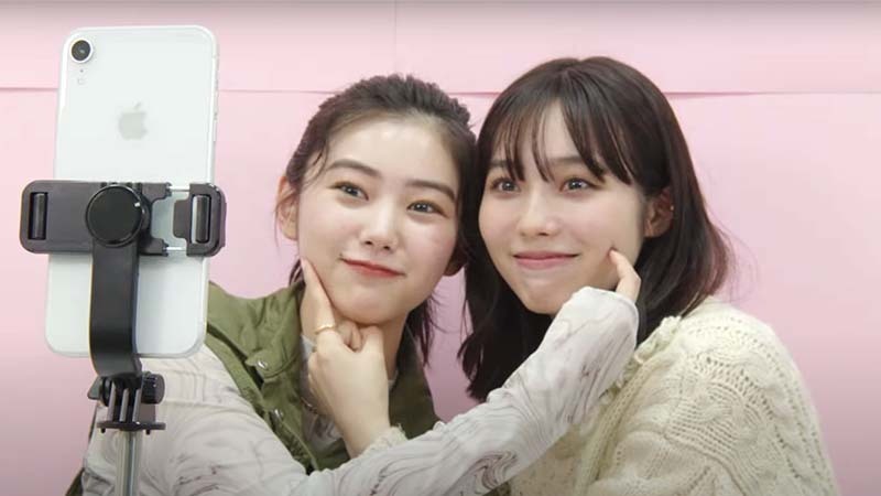 SeventeenJP_mag's tweet photo. 先週の #秋田汐梨 ライブより✂︎

いろんな質問に答えてたり💌
OG #岡本莉音 ちゃんとのからみにもほっこり😌
【アーカイブ】https://t.co/tUhV3OB51D

明日は #秋本レイラニ ＆ #森﨑美月 が登場🎨
ぜひリアタイ＆コメントしてね❗️
【視聴予約】https://t.co/jYiNDlxgP3 https://t.co/x4LuENLkNw