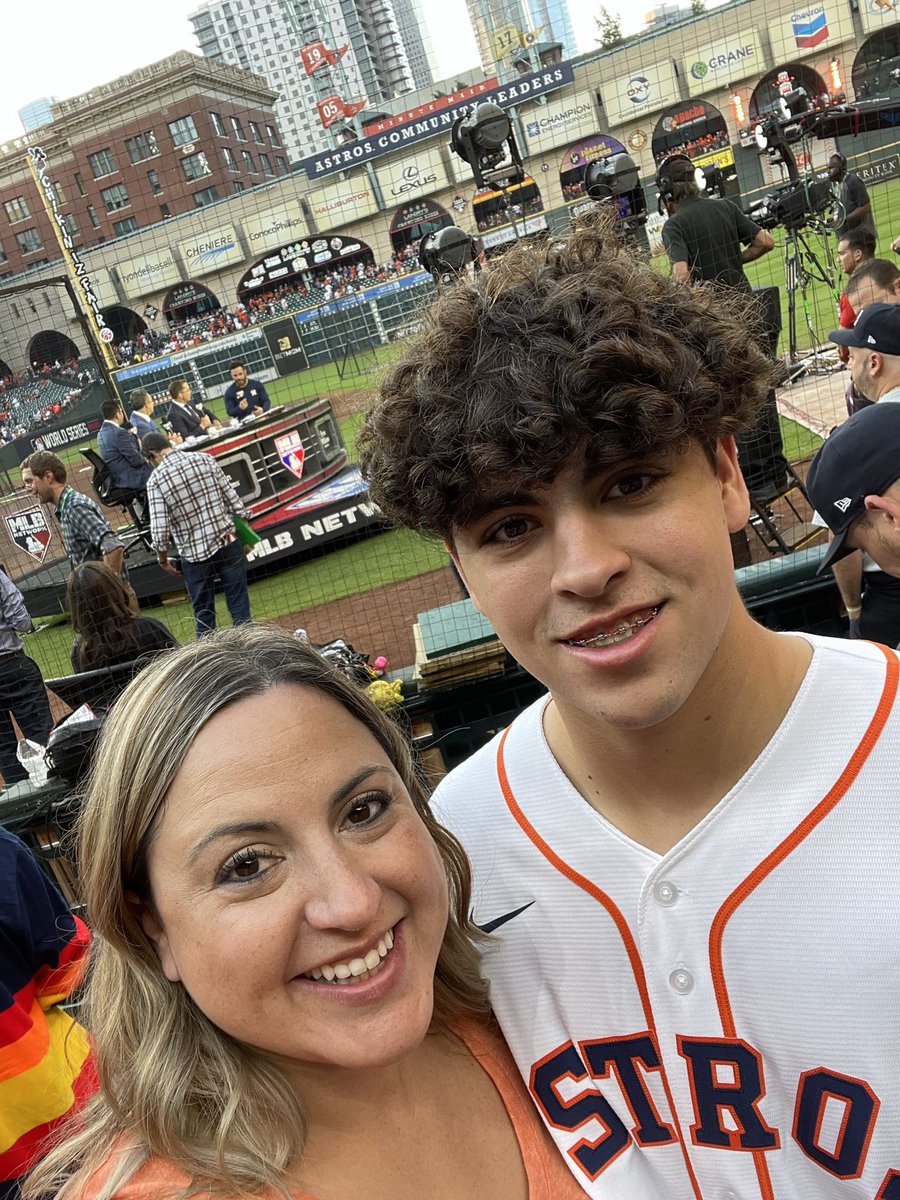 debbiesoriano09's tweet photo. We forgot our last game day breakfast pic, so I guess pre World Series game with Altuve in the background has to work! Last football game, now back to baseball! Let’s go Texans!!! #55 #Belanger #bigman #POTW #NHSTexans #lastgame https://t.co/O44Yw5LmUr