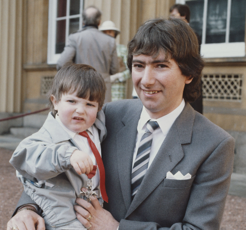 popsyosh34's tweet photo. 1986
Joey Dunlop and his son Gary Dunlop
#MBE #BuckHouse #Roadracing #Legend https://t.co/naFf1XITzF
