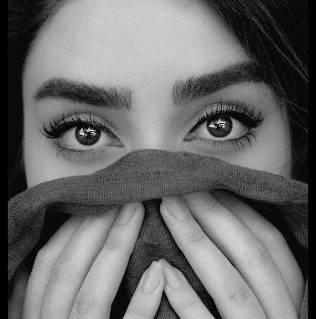 يا حـظ منهو بـ نظرة العين شـآفك ،
يروي ظـمـآه و نظرت العين تكفيهہ 

  💗