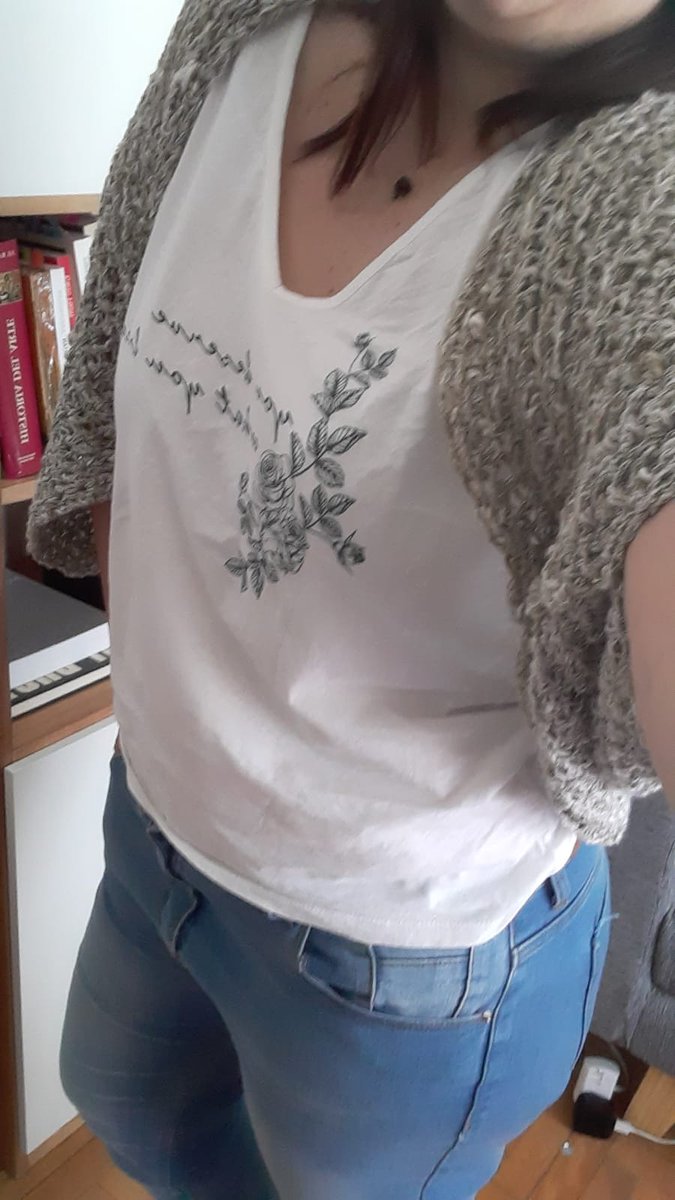 selvaenriquez06's tweet photo. Aquí Oma...  sale horneada primavera. Saco chall envolvente en hilo de algodon (varias hebras) práctico xra arriba de una renera básica debajo. Agradan? https://t.co/uiIBiiuaVn
