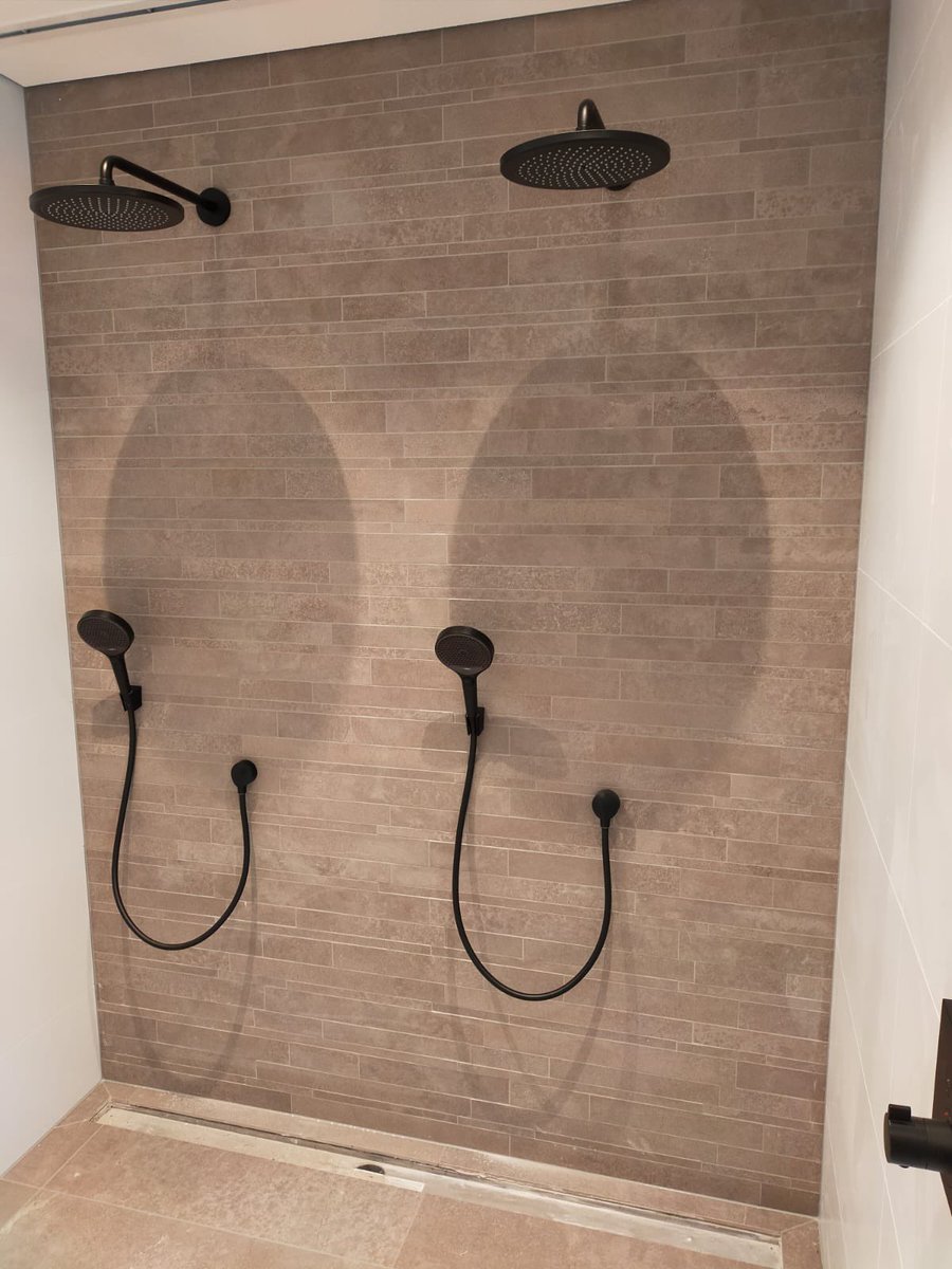 Dit mooie zwembad, badkamer en toilet mogen betegelen en wand voorzien van stone panels.