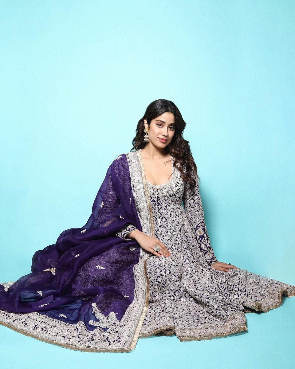 JanhviKUniverse's tweet photo. STYLE FILE- #JanhviKapoor for #Diwali2021 💜
Decoding #LookOne
Wearing: Anamika Khanna
Earrings: Tyaani by @karanjohar
Styled by: @tanya1ghavri
📸 Amey Ghatge https://t.co/XJgIgRp4Bm