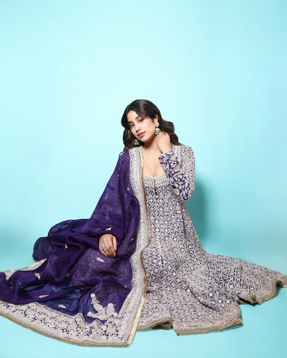 JanhviKUniverse's tweet photo. STYLE FILE- #JanhviKapoor for #Diwali2021 💜
Decoding #LookOne
Wearing: Anamika Khanna
Earrings: Tyaani by @karanjohar
Styled by: @tanya1ghavri
📸 Amey Ghatge https://t.co/XJgIgRp4Bm