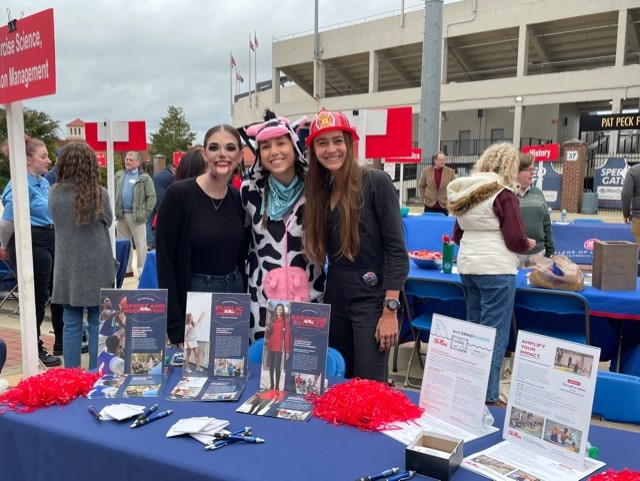 UMHESRM's tweet image. Our Student Ambassadors spreading the good word about HESRM at the Junior Preview Day (Emma Noyes, Isabelle Foss, Makayla Fick) and the Lafayette and Oxford High School and Regents School College Fair (Emma Noyes, Ann Murray Farrell)

Even Dr. @jploenneke made an appearance