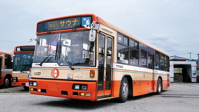 livedoornews's tweet photo. 3000RT：【移動型】引退の路線バス車内に薪ストーブサウナを設置したバス「サバス」発表
https://t.co/AMdkZZbzQa

降車ボタンを押すと熱したサウナストーンに水をかけて蒸気を発生させる「押しボタン式のオートロウリュ」（通称：「蒸気降りますボタン」）などが楽しめる。 https://t.co/P6LzmauZQn