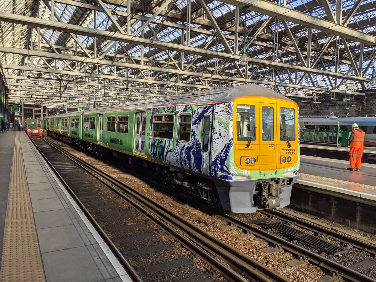 TheTransportHub's tweet image. The two COP26 trains at Glasgow Central today, the Hydrogen ready 799201 and Battery powered 230001
@Vivarail @PorterbrookRail @NetworkRailGLC #COP26 #Class799 #Class230