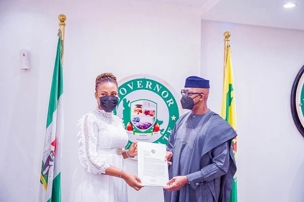 CableLifestyle's tweet photo. Abiodun gifts OAU’s best graduating medical student house, N5m | TheCable Lifestyle https://t.co/VUKv3fmwus https://t.co/kpSbv5RFCG