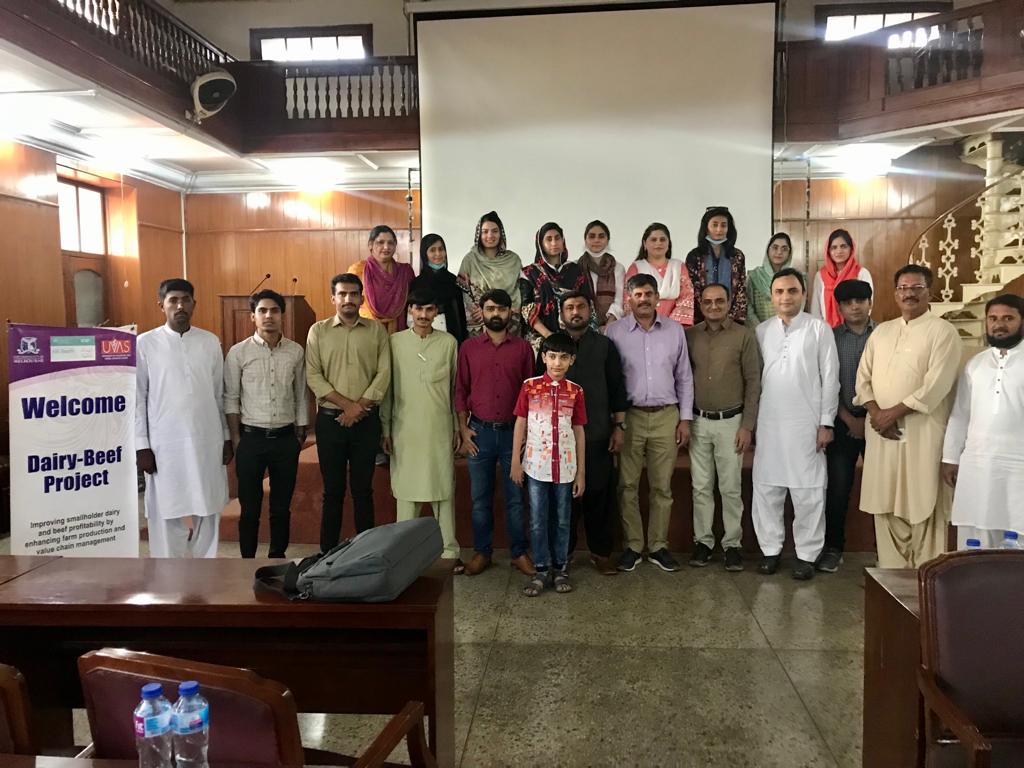 Anam42810883's tweet photo. Supporting partners and building capacity of farm advisors to understand the beef value chain# walking the chain 🍖🐂🐃 ⛓️. A step towards uplifting farmers  profit through integration in beef value chain.  Dairy-Beef project @ACIARAustralia @humera41 @AciarPakistan https://t.co/FG6BDq7Yiz