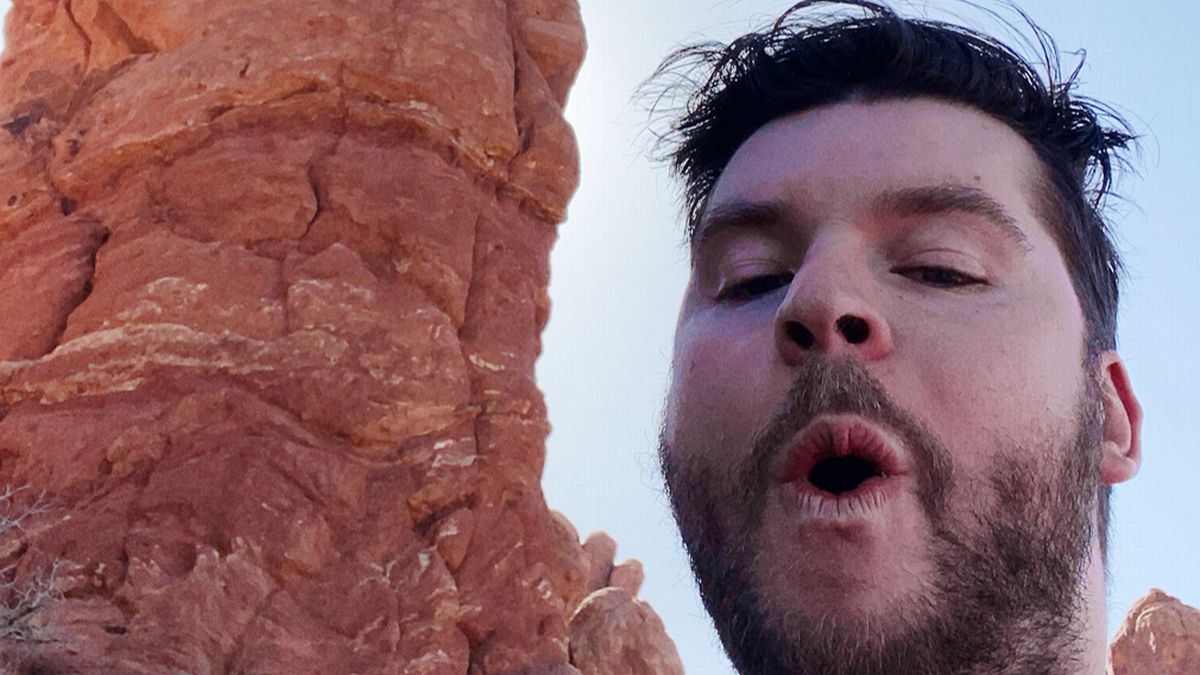 DailyMirror's tweet photo. Man discovers 100ft tall phallic-shaped rock in the middle of desert
https://t.co/j6aIJ6Xttd https://t.co/QLP5nIoz0j