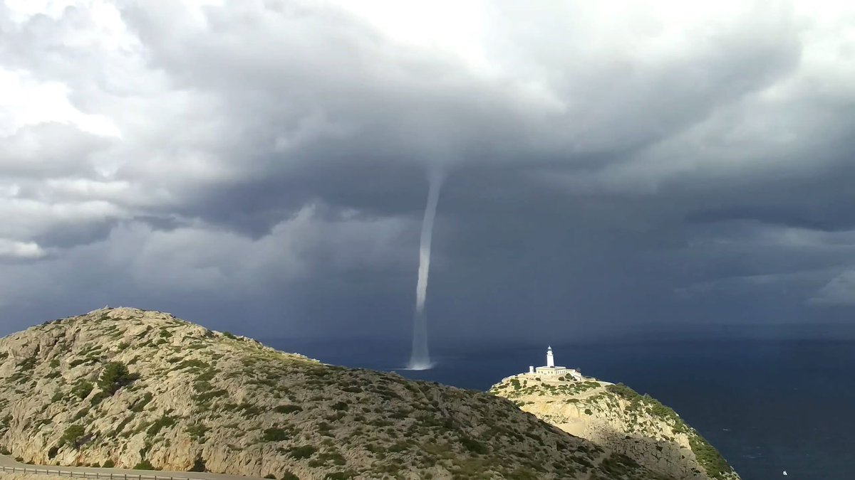 Meteodemallorca's tweet photo. Webcam #balearsmeteo ara fa uns minuts @TempsIB3 @MiquelSalamanca @RTVEBalears @aquilatierratve @IB3noticies @lasextameteo #formentor @eltempsTV3 @ElTiempoA3 @informativost5 https://t.co/Fr3FOl6vgt