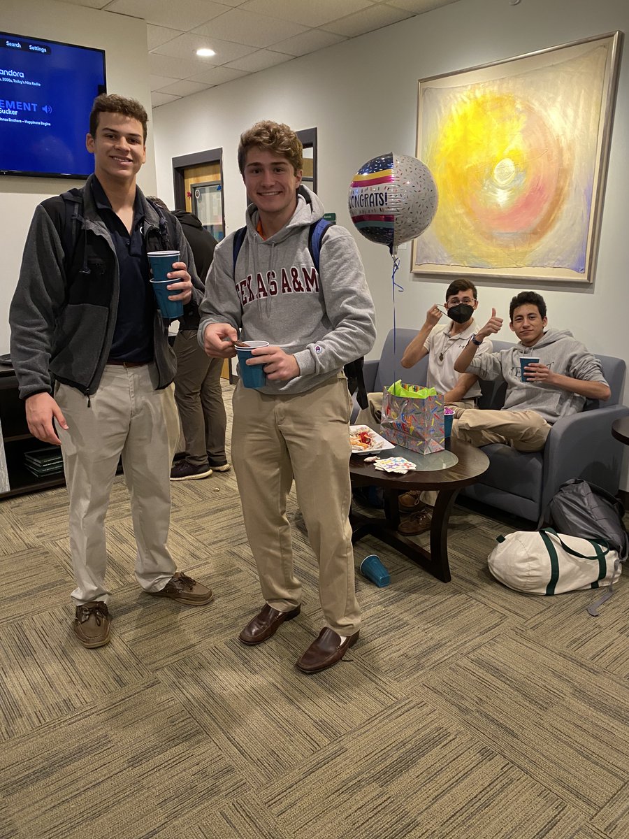 strake_jesuit's tweet photo. RT StrakeJesuit: Our College Counseling Department held its Senior Sugar Rush event celebrating our seniors meeting and surviving the November 1st college application deadline! We’re proud of you, Class of 2022! #amdg #wearesj https://t.co/R5RO18qXOo
