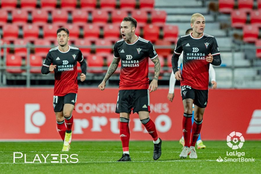 14Alex_lopez's tweet photo. Qué bonito es volver a ganar en Anduva con nuestra afición. Contento del trabajo del equipo y de poder sumar mi primer gol con esta camiseta. Toca seguir! ⚫️🔴 https://t.co/kSd30HXTGQ