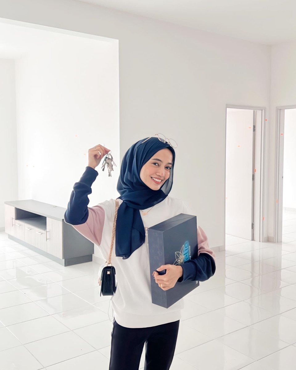 nrlizzhmhd's tweet photo. Alhamdulillah another achievement, i am so happy that i managed to buy my first house at the age of 22 years old 🔑🏠 https://t.co/iRbzJDEBPz