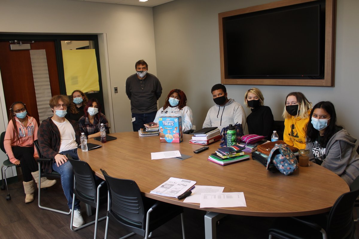 Epchs231's tweet photo. Award-winning author Paul Volponi, a New York City-based writer known for his novel "Black and White," met with creative writing students at EPCHS this week and discussed his time teaching at Rikers Island jail in NYC, among other topics. #epchsreads https://t.co/0q5YIllP6p