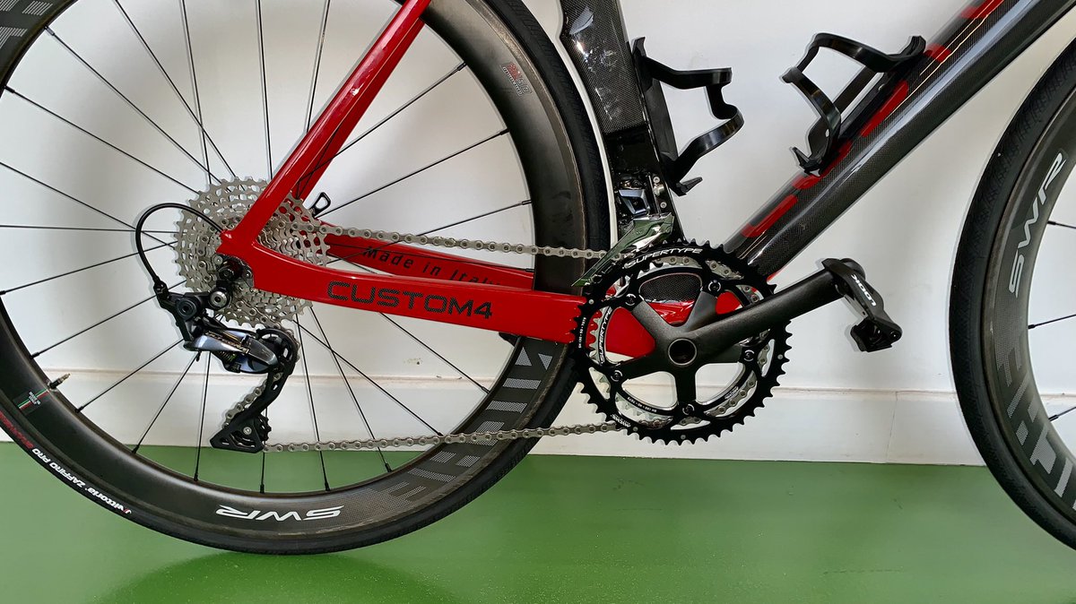 custom4us's tweet photo. El final de un proceso biomecánico: la bicicleta a medida. 
Diseño: @custom4us 
Construcción: @jarnosoncini 
Arte: @zingirak 
Montaje: @_la_bicicleta_bilbao_ 
Material: Carbono 1k
Grupo: @ultegrashimano 
Ruedas: @miche.italy 
Sillín: Shark @essax_saddle 

#soloparaentenidos https://t.co/Dx4KamYnVx