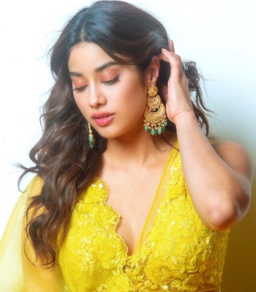 JanhviKUniverse's tweet photo. STYLE FILE- #JanhviKapoor for #Diwali2021 💛 

Decoding #LookTwo
Wearing: TORANI
Earrings: Tyaani by @karanjohar
Styled by: @tanya1ghavri
📸 Prathamesh Bandekar https://t.co/iob7lex2yR