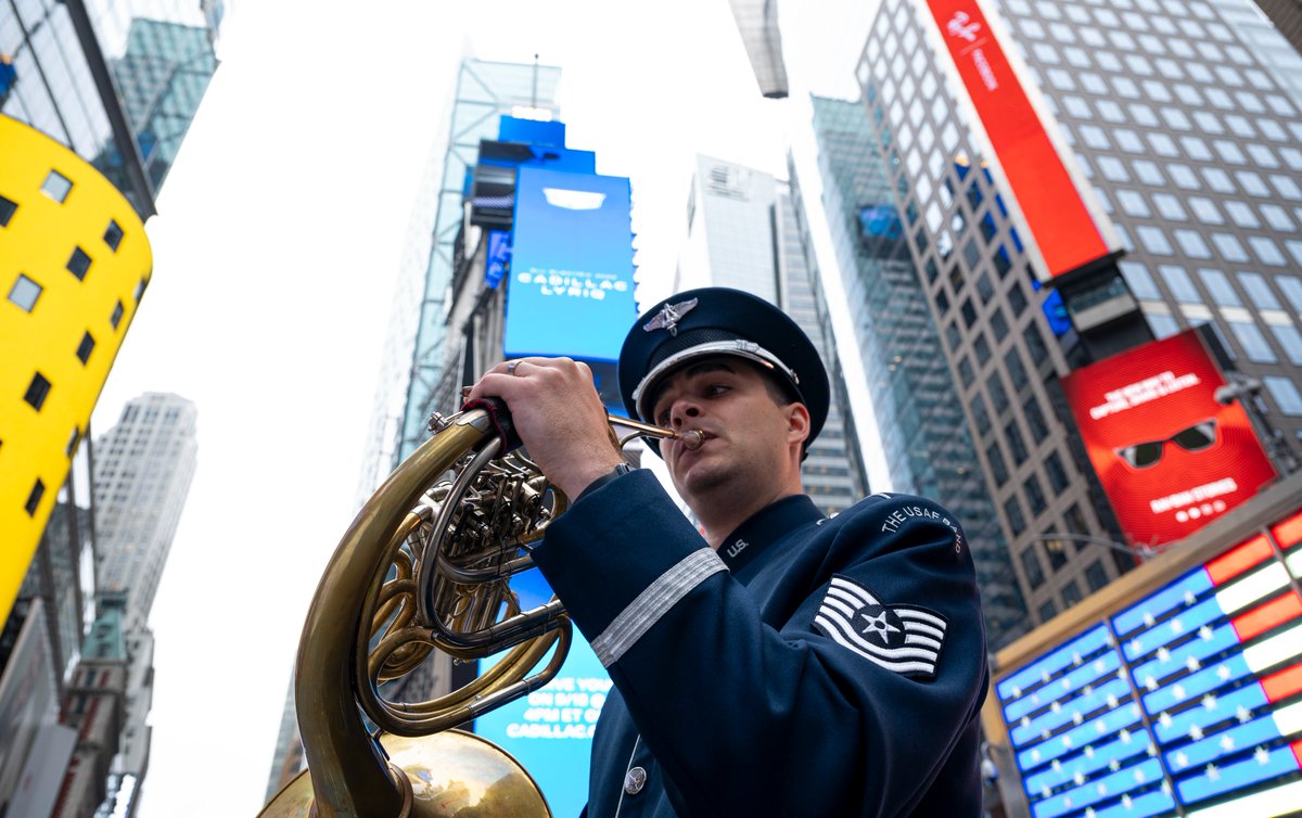 AirForce_DW's tweet photo. One of #AFDW's mission priorities is ceremonial honors. The @USAFBand and #USAF Honor Guard provide ceremonial support to the @usairforce HQ, the @DeptofDefense and the White House and perform worldwide- creating bonds and representing every member of our #AirForce. 
#Airpower https://t.co/JOSt6QnsZB