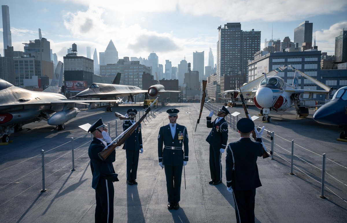 AirForce_DW's tweet photo. One of #AFDW's mission priorities is ceremonial honors. The @USAFBand and #USAF Honor Guard provide ceremonial support to the @usairforce HQ, the @DeptofDefense and the White House and perform worldwide- creating bonds and representing every member of our #AirForce. 
#Airpower https://t.co/JOSt6QnsZB