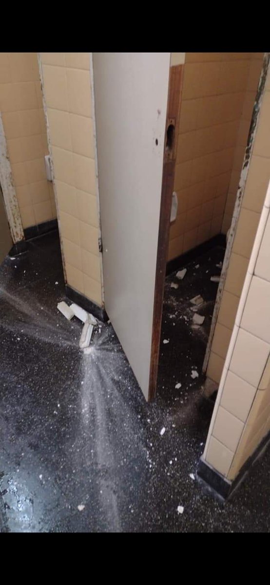 SinVidaNoClases's tweet photo. Se cae el techo del colegio Olegario Víctor Andrade. 

Así cuidan a nuestros pibes y docentes en el Gobierno de la Ciudad. https://t.co/SejLs07LSi