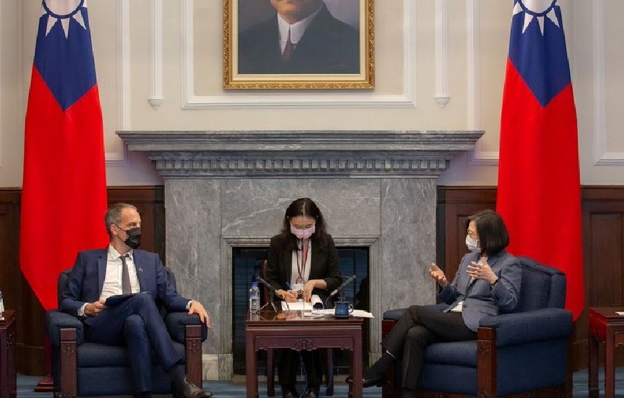 FJiulong's tweet photo. La grenouille Glupsmann, @rglucks1 le plus minable des dépités flopéens, qui voulait se faire aussi gros que le boeuf, une fable à lui tout seul le merdeux 😂🇪🇺👎 #Frexit #Taïwan #UneSeuleChine https://t.co/1VGVL7xslm