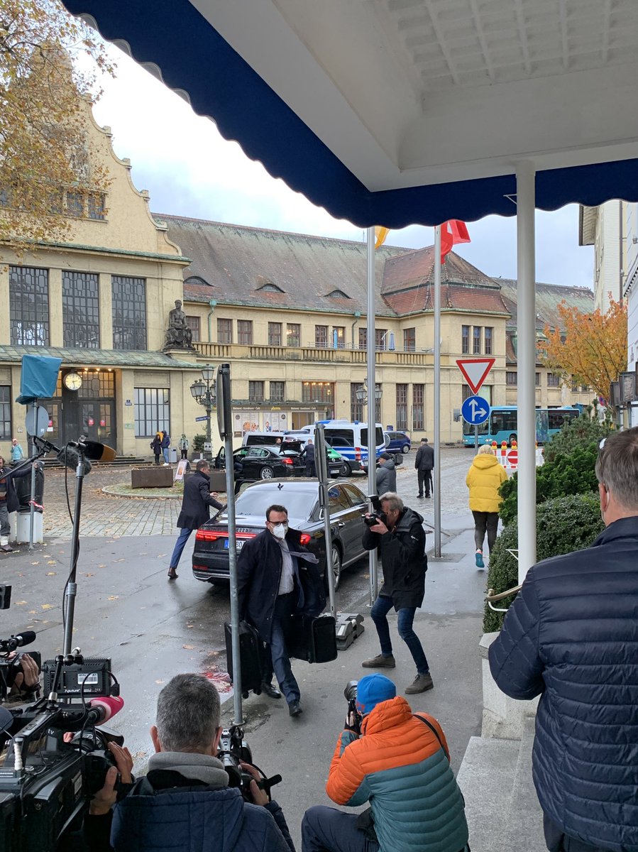 Bayerns Gesundheitsminister <a href="/klausholetschek/">Klaus Holetschek</a> ist eben in #Lindau eingetroffen. Gegen 15:00 Uhr will er ein Statement vor Beginn der #GMK abgeben <a href="/BR24/">BR24</a> #Corona #coronavirus