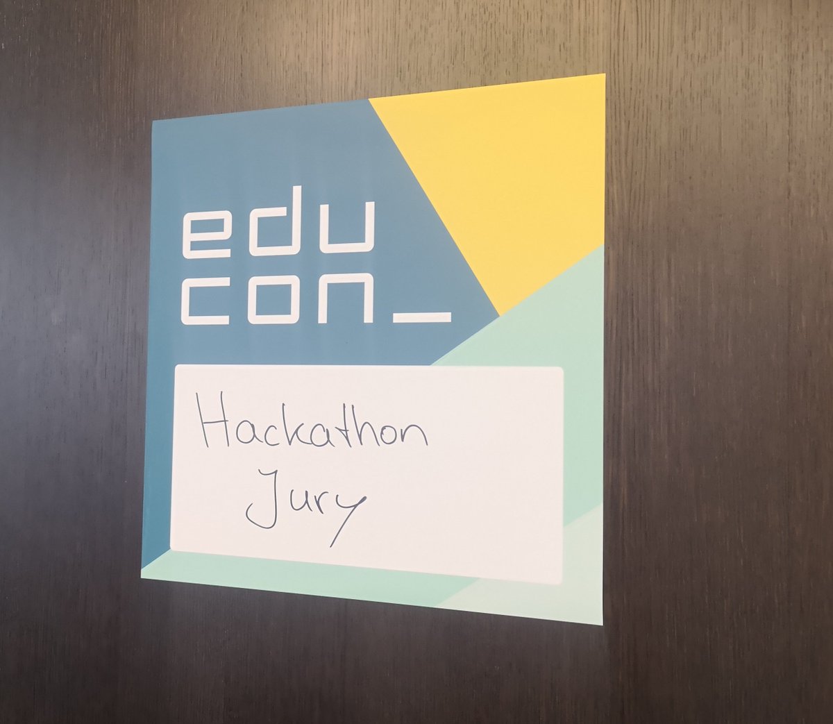 Die Jury des #Bildunghackathon der #educon2021 diskutiert heiß über die Pitches! Es bleibt spannend! #bts #Bildungsinnovation <a href="/SAP/">SAP</a> <a href="/BASF/">BASF</a> @HLang120 <a href="/michaelhartung/">Michael Hartung</a> <a href="/babybenjibaby/">Benjibaby</a>