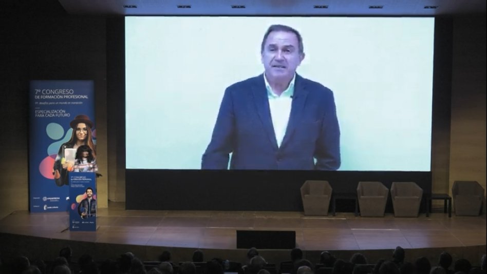fp_empresa's tweet photo. 🏆El Premio @fp_empresa a la Trayectoria #FP es para @jarevalo_FP
👏 ¡Gracias por tu gran contribución a la #FP!
@CABK_Dualiza @educajccm
#7CongresoFP https://t.co/rE5U5VIFGZ