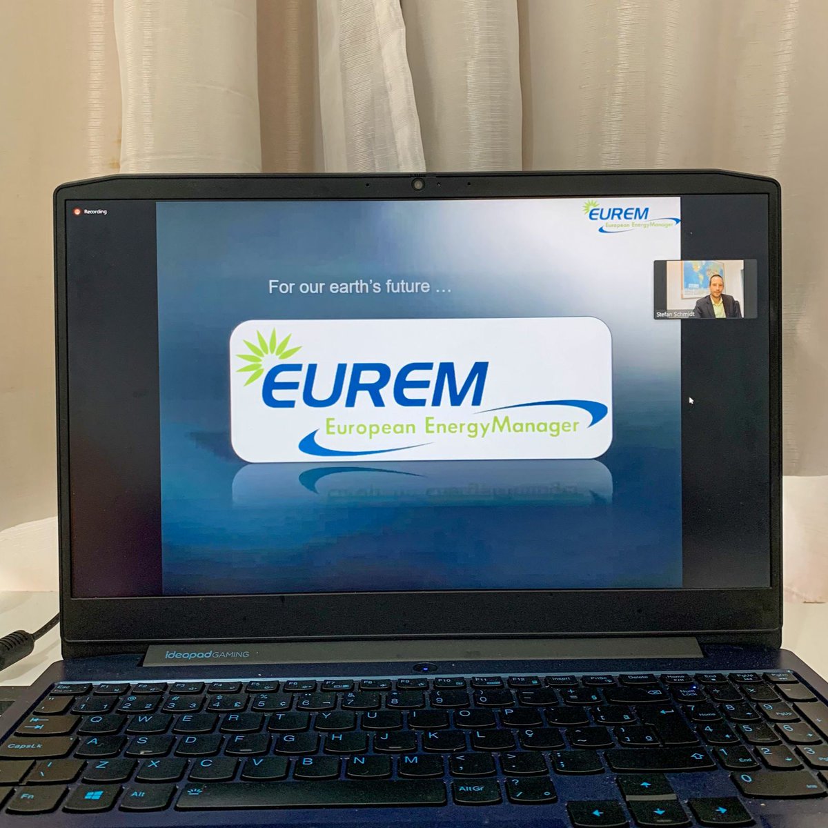 Começou!

Webinar - Perspectivas da Transição Energética através da Eficiência 

Participe! lnkd.in/eprPukJ4

#mercadoenergético #gestãoeficiente #carreira #educação #energiasrenováveis