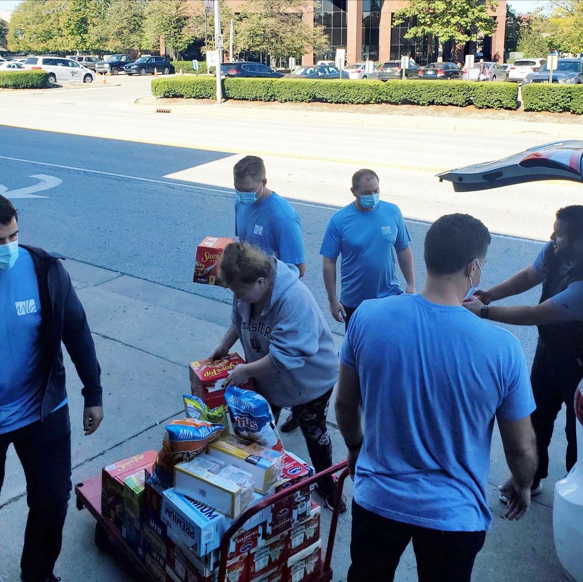 mb_benefits's tweet photo. In part of our October United Way campaign, our Indianapolis team spent time volunteering at the @HVAFofIndiana! They helped unload food deliveries for their pantry &amp; organize clothing donations. HVAF helps homeless and at-risk veterans return to self sufficiency. 🇺🇸 #MBGivesBack https://t.co/Ocyg4Ectel