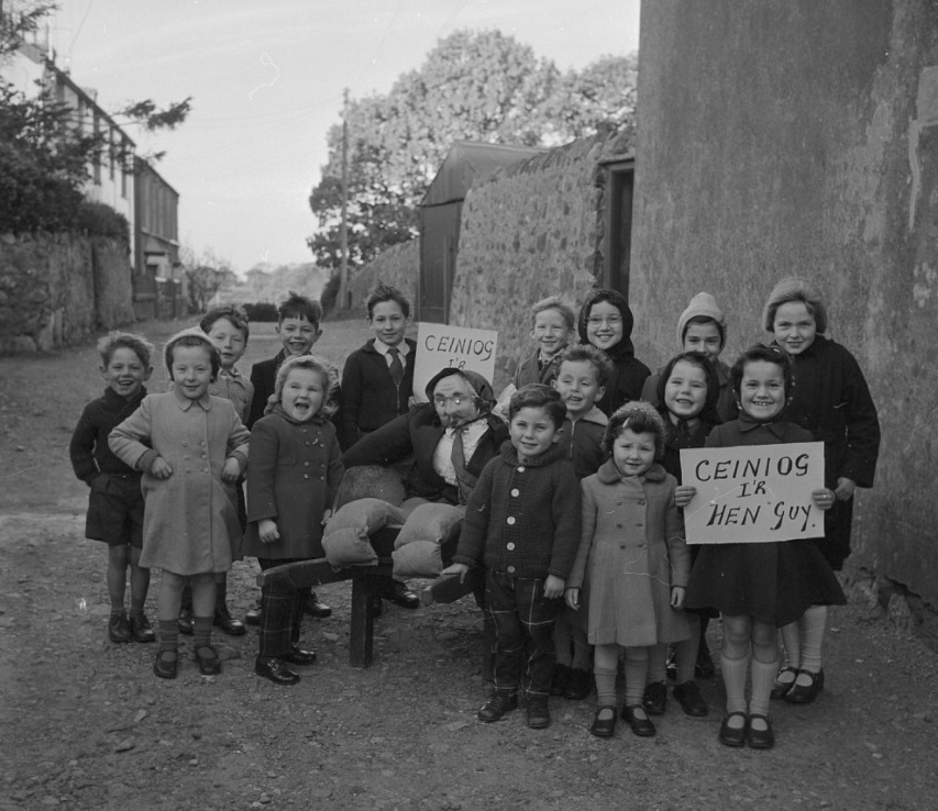 ULTweets's tweet photo. Remember, remember a gruesome urban legend -- and one or two true-life incidents -- for the 5th of November.

A penny for the guy for #GuyFawkesDay #BonfireNight #BonfireNight2020 #FolkloreThursday https://t.co/6PYexzNo0A