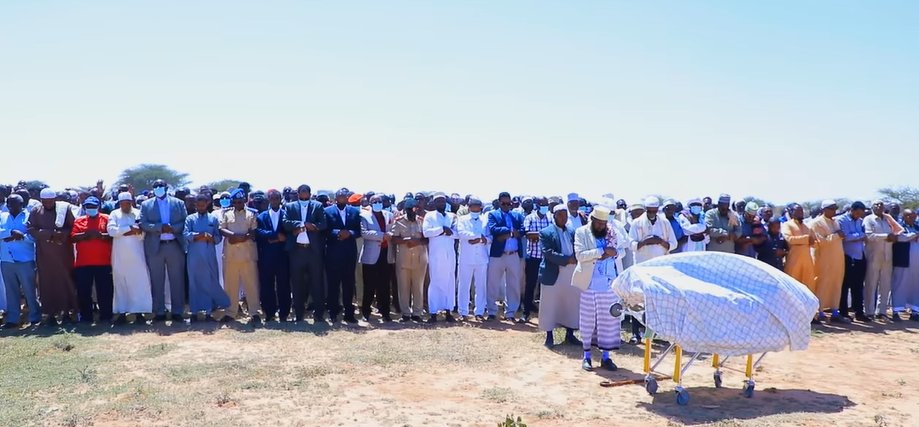 Waaqooyi's tweet photo. The new Suldaan of the Makaahiil community Suldaan Salaax Maxamuud was inaugurated yesterday after the janaza of his father Suldaan Maxamuud Maxamed.

إِنَّا لِلَّٰهِ وَإِنَّا إِلَيْهِ رَاجِعُونَ https://t.co/JVGfAuHeic