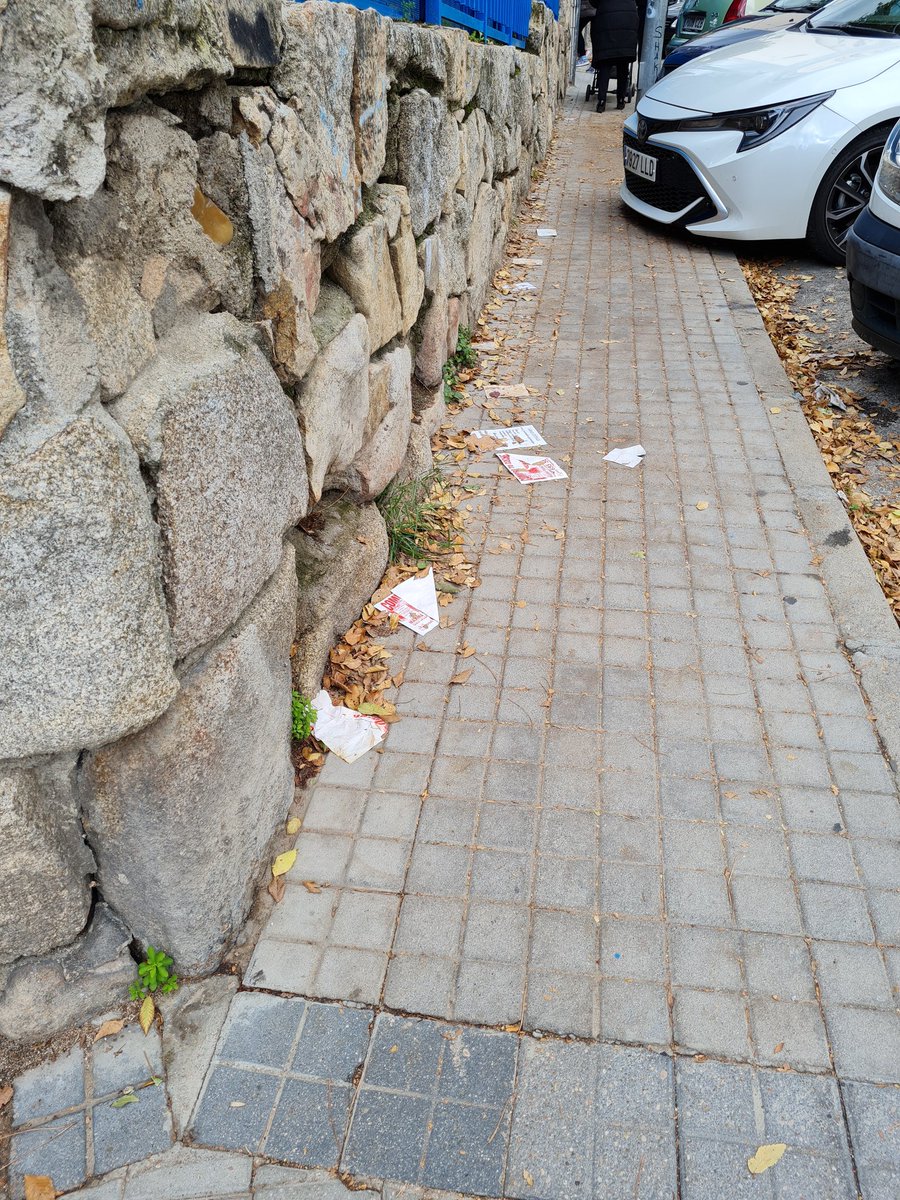 CdadPeriodistas's tweet photo. Miniacera por la que cientos de estudiantes acceden al Herrera Oria @IESCHerreraOria @AMPAIESHerreraO @AMPAHerreraOria . A los políticos, incapaces de llegar a un acuerdo, no les importa. @ppfuencarral @CsMadFuencarral @PSOEfuencarral @MasfuencarralE @PardoVox @fuencarralpardo https://t.co/WQCb0tDvP3