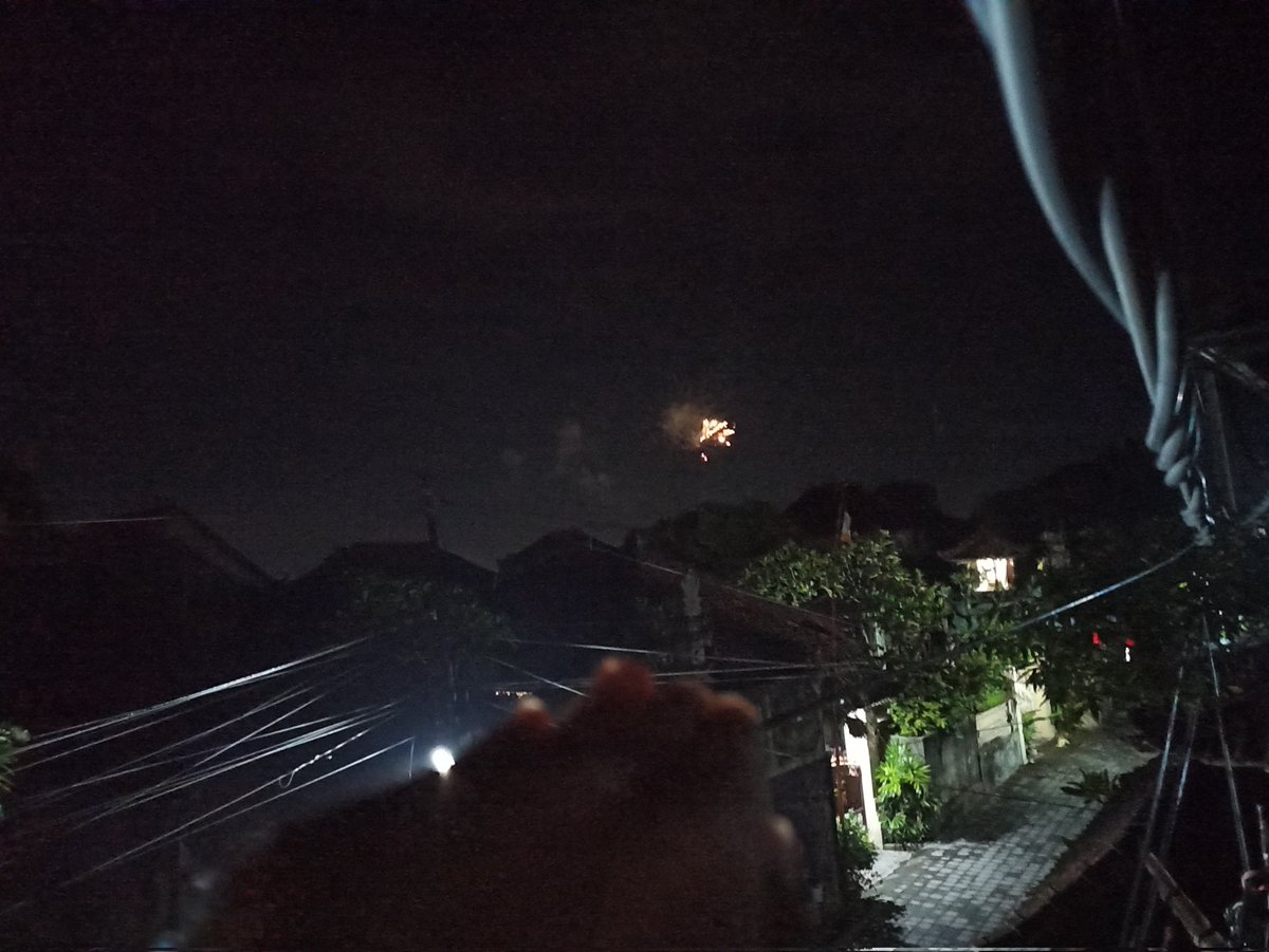 Jam 21.30 ada yg nyalain kembang api di Batubulan. Ada acara apa ya? Tahun baru masih jauuuh lho! Ganggu bayi tidur.
Klo ga ada acara apa2, kalian norak!
