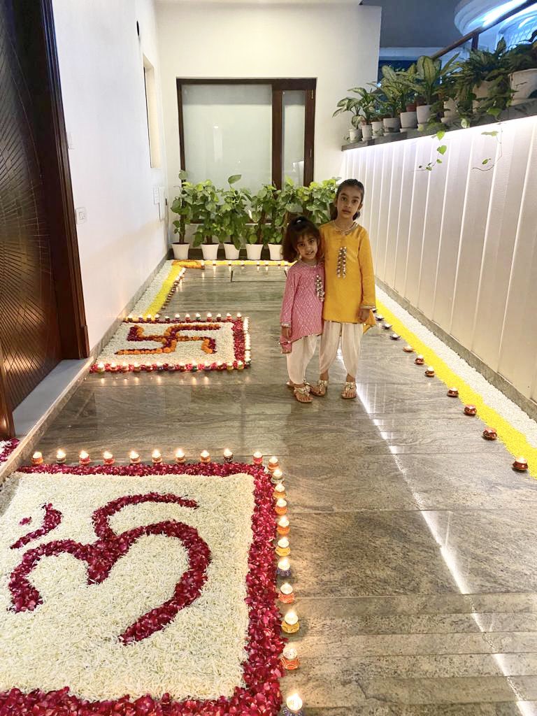 GautamGambhir's tweet photo. Light up so much that the brightness reaches the heavens! #HappyDiwali https://t.co/ZCacXjSlpc