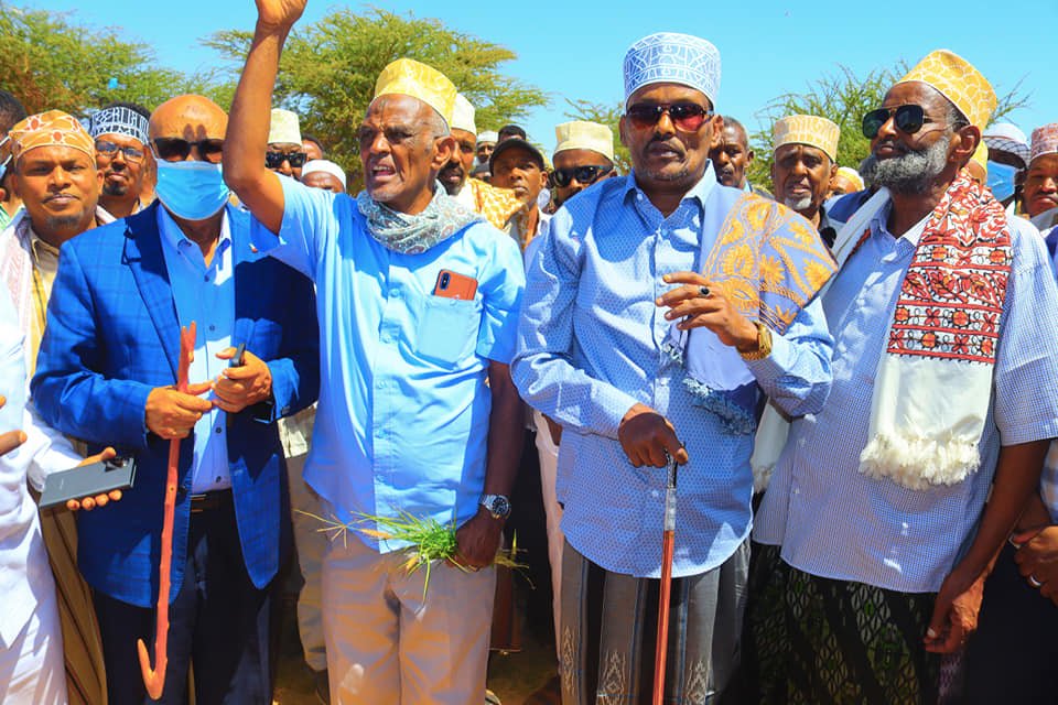 Waaqooyi's tweet photo. The new Suldaan of the Makaahiil community Suldaan Salaax Maxamuud was inaugurated yesterday after the janaza of his father Suldaan Maxamuud Maxamed.

إِنَّا لِلَّٰهِ وَإِنَّا إِلَيْهِ رَاجِعُونَ https://t.co/JVGfAuHeic