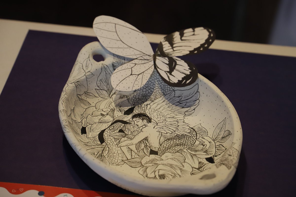 udes_oficial's tweet photo. #UDESCultural | Acércate y admira la nueva exposición en la sala Agataes de la #UDES, titulada ‘Objeto, territorio y color: Invite y convite’. Trabajo artístico que busca recuperar la memoria que une a Santander y Boyacá 👨🏻🎨👩🏻🎨
🎨 Conoce los detalles 👉 https://t.co/ZR46DTsLZd https://t.co/OLvreKBCq0