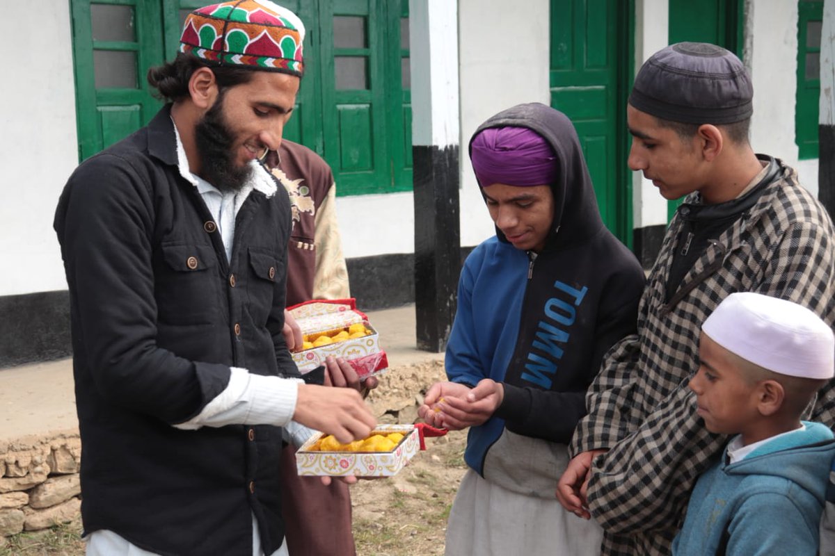 AwamFor's tweet photo. DISTRIBUTION OF SWEETS TO ORPHANS
On the auspicious occasion of #Diwali, sweets were distributed to the  Orphans of Jamia Nizamia Naeemul uloom, Kangan by the #IndianArmy in Jammu Kashmir.
#ElectionResults2021 
#حرس_الثورة_الإسلامية https://t.co/pBNmS59wrW