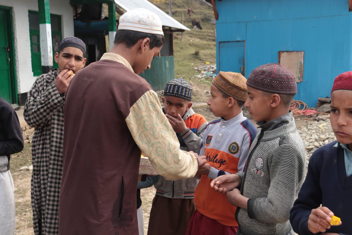 AwamFor's tweet photo. DISTRIBUTION OF SWEETS TO ORPHANS
On the auspicious occasion of #Diwali, sweets were distributed to the  Orphans of Jamia Nizamia Naeemul uloom, Kangan by the #IndianArmy in Jammu Kashmir.
#ElectionResults2021 
#حرس_الثورة_الإسلامية https://t.co/pBNmS59wrW