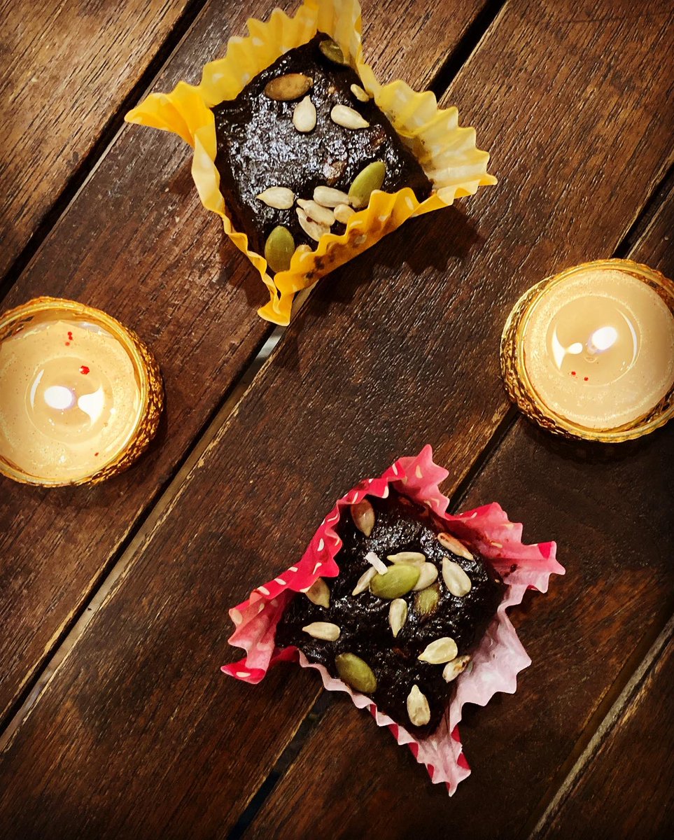 delhish's tweet photo. Why not try some of our homemade VEGAN MITHAI this Diwali 🌟

✨BESAN &amp; NUT bharfi and ladoos with JAGGERY

✨dried FRUIT &amp; NUT bharfi with SEEDS 

✨poha &amp; coconut GOL PAPADI with POPPY seeds 

✨Dried fruit and nut LADOOS 

✨OAT, NUT, CHIA &amp; LINSEED ladoos 

#homemade #vegan https://t.co/gcAvACdXSS