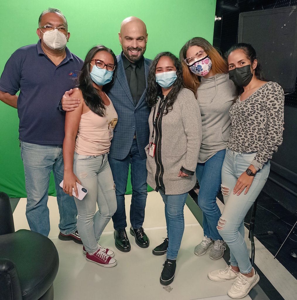 EmilyCaroVzla's tweet photo. Parte del trabajo que hago es entrevistar distintos personajes, ayer me tocó con @OmarEnriqueVzla, me sorprendió para bien esa conversa, que estuvo acompañada un rato con @madeleintlSUR, por un momento me sentí en Maracaibo y lo disfruté mucho. Definitivamente amo lo que hago. https://t.co/LehckLA6zc