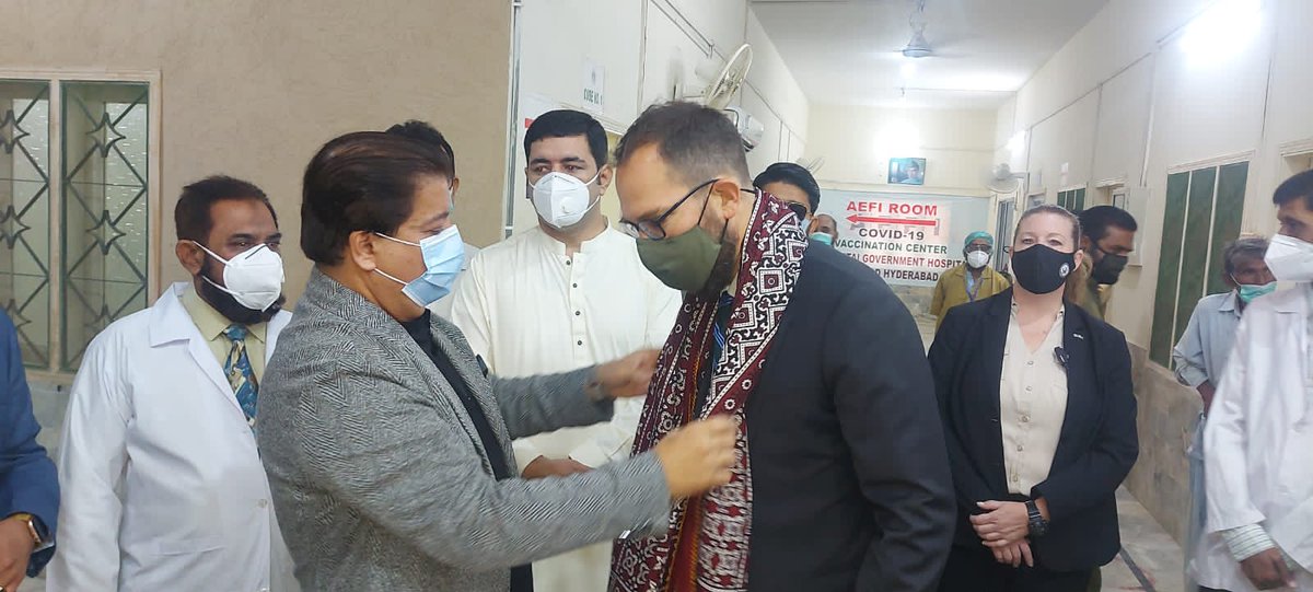 lalajaffar45's tweet photo. Pleased To Welcome American Consulate General Mark Stroh at Vaccination centre Hyderabad. Presented him cultural gift Ajrak, he was amazed to see such wonderful arrangements by health department Government of Sindh
#SindhHealthWorks

@BBhuttoZardari @MuradAliShahPPP 
@AzraPechuho https://t.co/T6d4fcAlv3