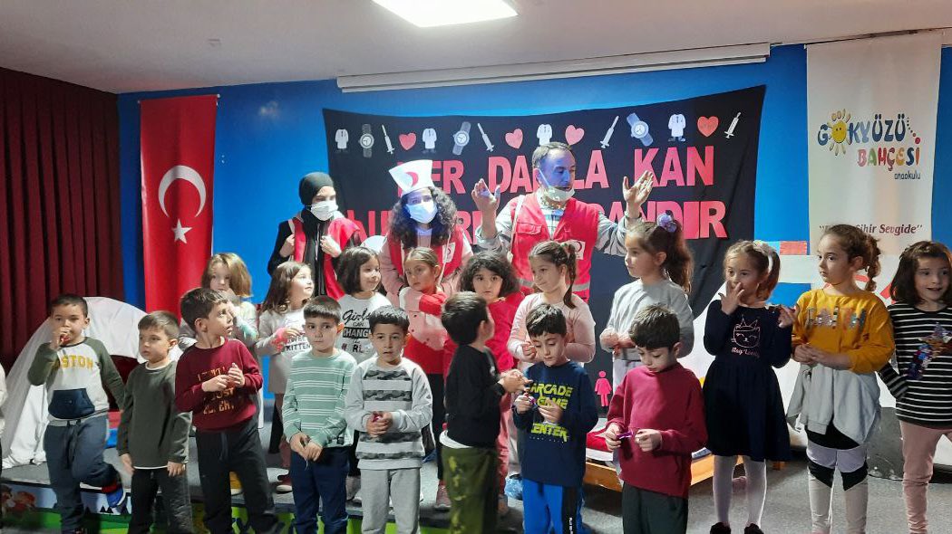 #KızılayHaftası kutlu olsun! 🌙
153 yıldır yardım eli uzattığı her insan için daha güzel bir dünya hedefiyle durmaksızın çalışan  Kızılay, iyilik, merhamet ve şefkat geleneğimizi daha yukarı taşıyor! #SensizOlmaz
<a href="/KizilayKecioren/">KIZILAY KEÇİÖREN</a> <a href="/Kizilay/">Türk Kızılay</a>
