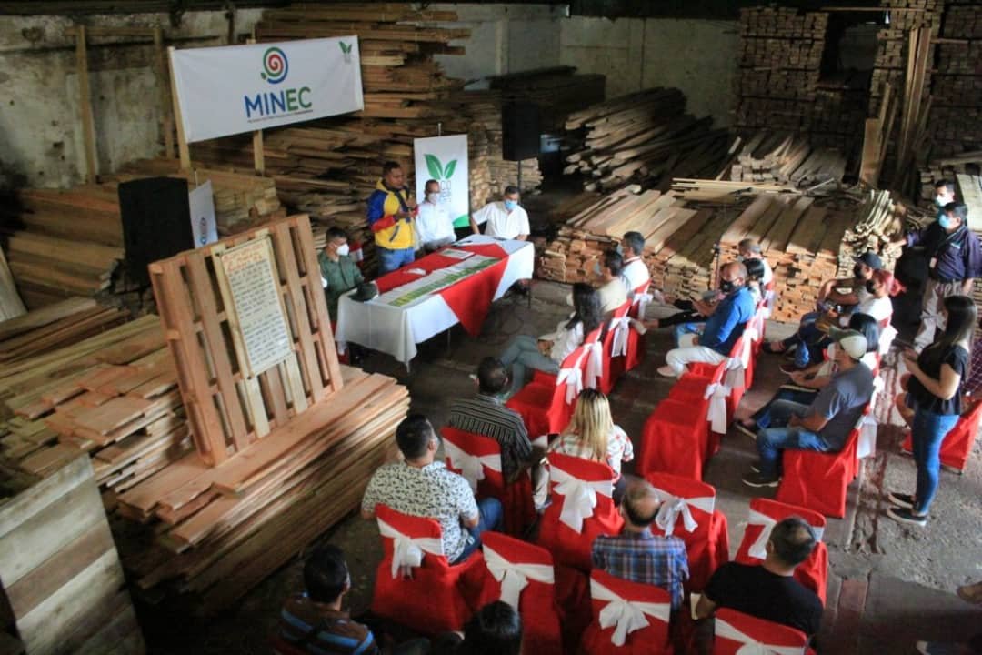 waltherchacon's tweet photo. #MotorForestalActivo | Estamos demostrando que sí se puede. Con estas Jornadas de Adecuación de #IndustriasForestales rompimos las barreras, buscando a los trabajadores del sector maderero para juntos fortalecer el #MotorForestal #4Nov #VenezuelaJusticiaSoberana https://t.co/ZfnjZyEDY5