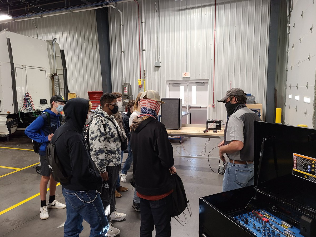 hudson_matt's tweet photo. Future diesel and auto technicians #ExploreOTC @OTCedu https://t.co/6iImYqWHBO