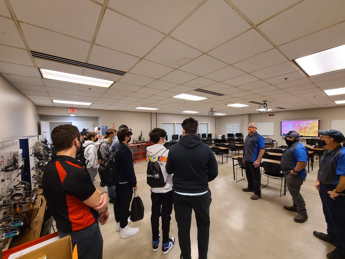 hudson_matt's tweet photo. Future diesel and auto technicians #ExploreOTC @OTCedu https://t.co/6iImYqWHBO