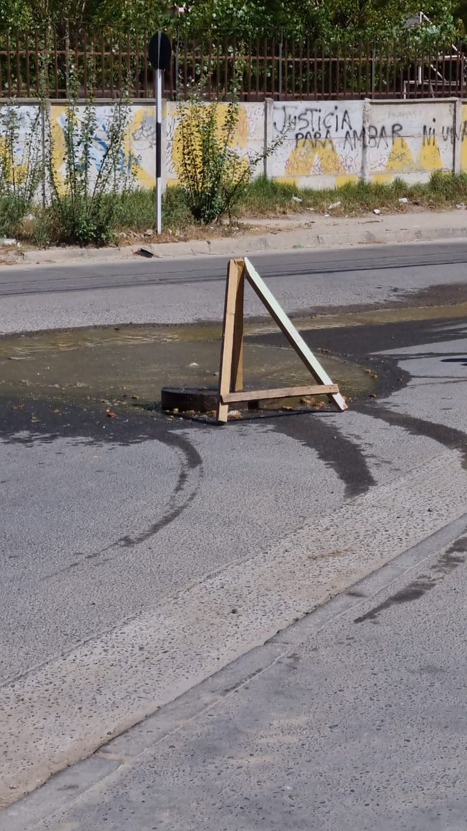 paulita278's tweet photo. Seres.@esval_chile  nuevamente estamos con las cámaras tapadas de excremento fluye todo por Calle el Alba , Belloto Sur , Quilpue , Marga Marga. Hemos reclamado y ni los hemos visto venir...@sitiodelsuceso @margamargatv @quilpueciudad https://t.co/j3kBYMiUcr
