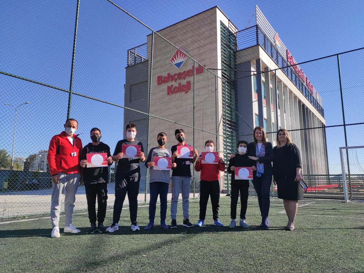 Ortaokul kademesi sınıflar arası Sonbahar Futbol Turnuvası’nda başarı gösteren öğrencilerimize sertifikaları Kampüs Müdürümüz Sn. Şeyma Tanrıöver tarafından takdim edildi.